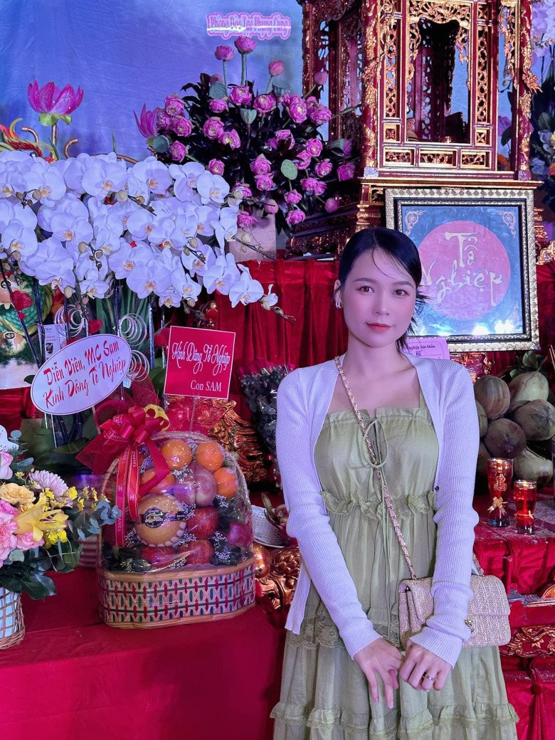 Vào tháng 4 năm nay, Sam bất ngờ thông báo hình ảnh mình được cầu hôn. Cô và chàng trai giấu mặt lên phường đăng ký kết hôn nhận được nhiều lời chúc từ công chúng.