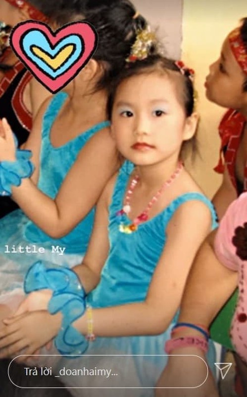 Từ trang phục váy bồng bềnh, cách thả tóc, đeo băng đô nữ tính đến gương mặt nhỏ nhắn, xinh xắn, nụ cười ngây thơ, thanh thuần...Doãn Hải My nhanh chóng nhận lời khen.