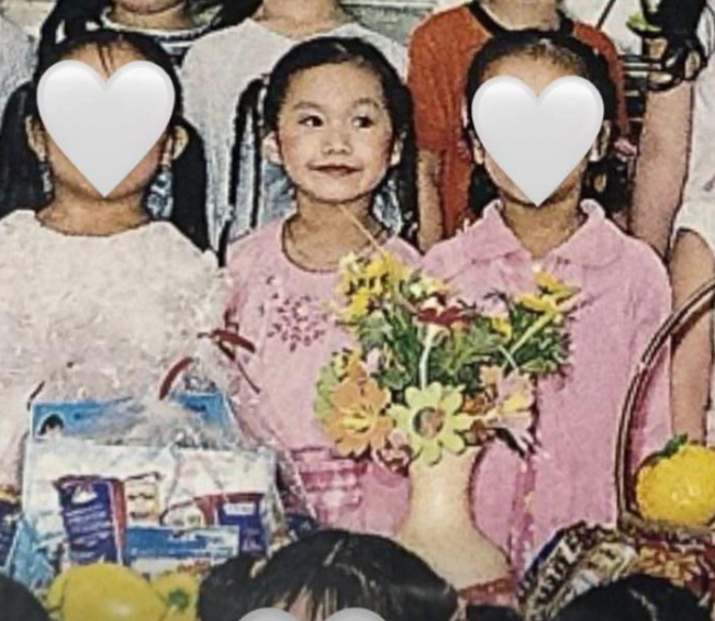 Trong ảnh, cô bé Doãn Hải My tạo dáng cùng cây vĩ cầm, lúc lại tựa đầu vào tay điệu đà.