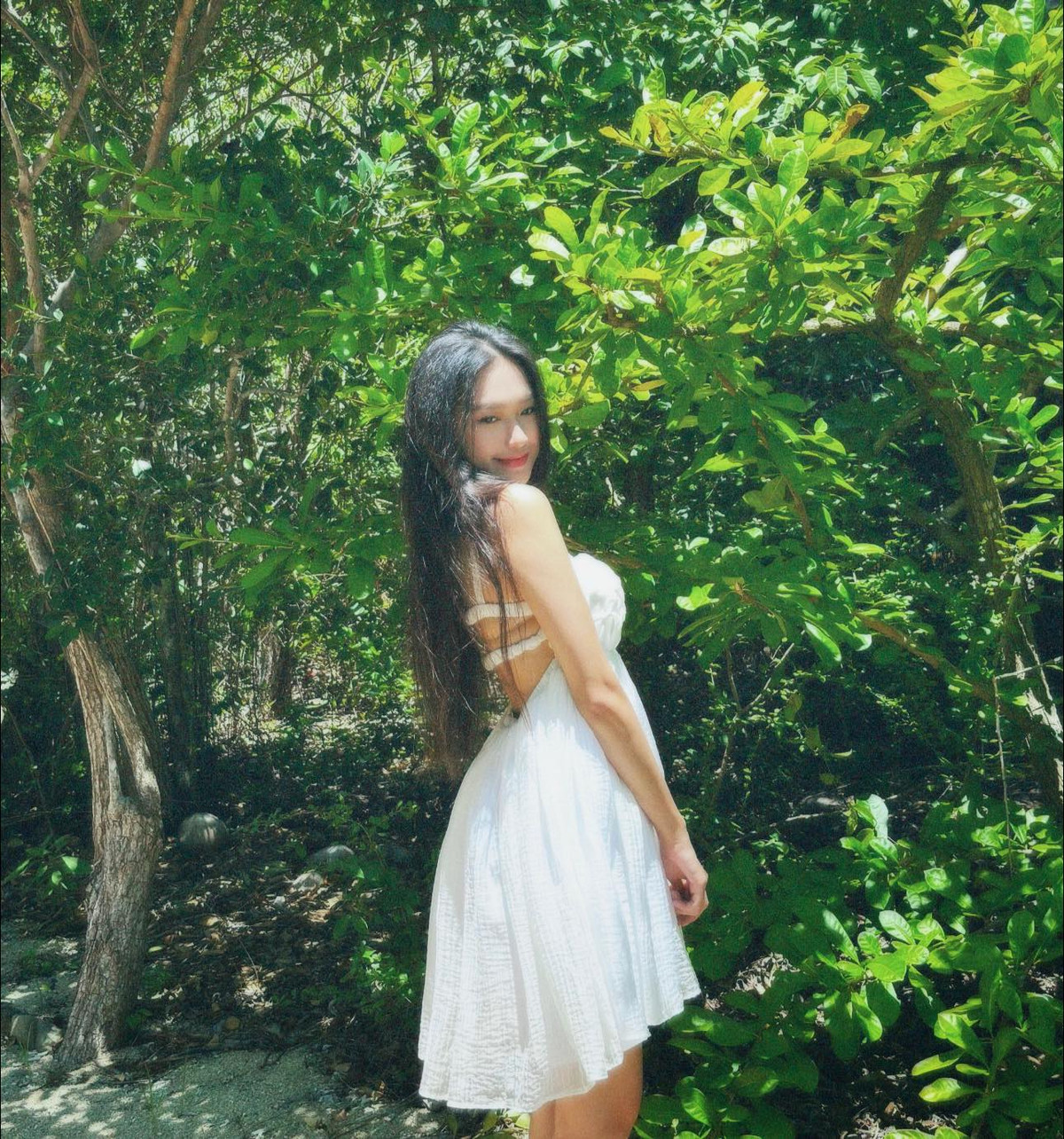 Doãn Hải My ở tuổi 22 gây ấn tượng với nhan sắc ngọt ngào, thân hình "đồng hồ cát" nóng bỏng với số đo ba vòng chuẩn chỉnh.