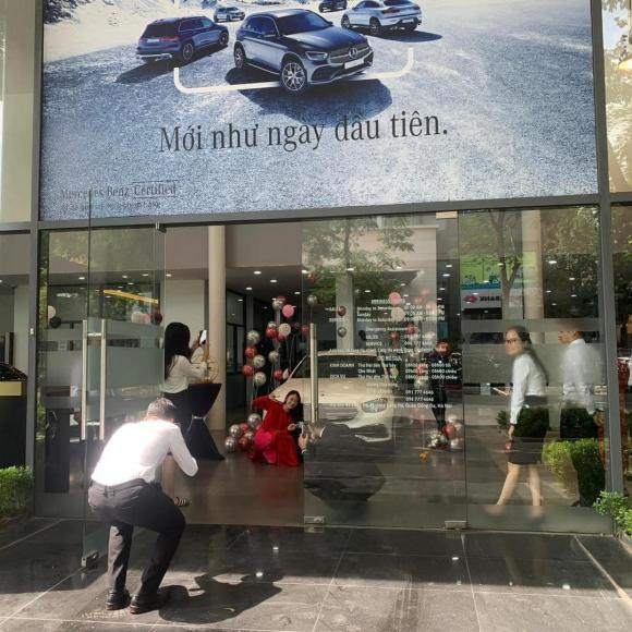 Ngày 20/10 vừa qua, cư dân mạng xôn xao trước những clip ghi lại khoảnh khắc MC Khánh Vy xuất hiện ở buổi lễ bàn giao xe mới.