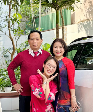 Còn nhớ, trong clip tổng kết 50 điều đã làm được trong 10 năm, cô nàng tiết lộ mua được chiếc xe ô tô đầu tiên vào năm 19 tuổi, năm 20 tuổi mua đất tặng bố mẹ.