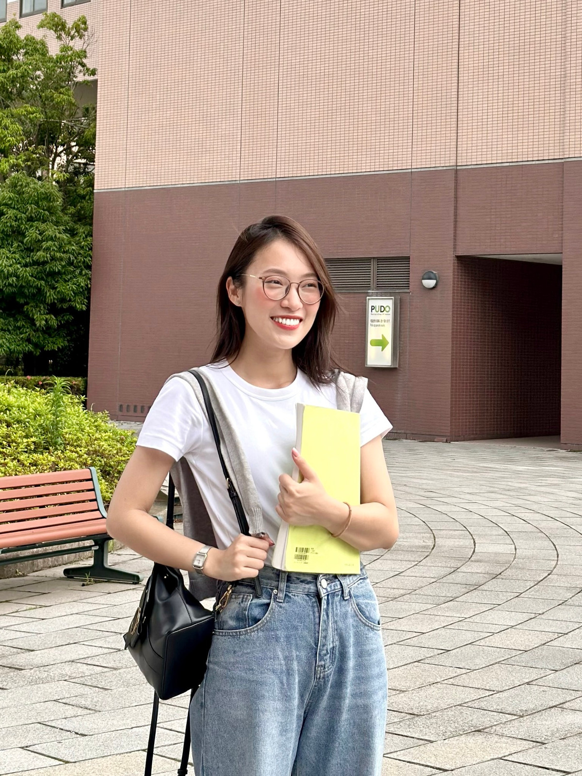 Hiện tại, thu nhập của Khánh Vy đến từ nhiều nguồn khác nhau, như làm cộng tác viên cho VTV, YouTuber… Ảnh: Tổng hợp