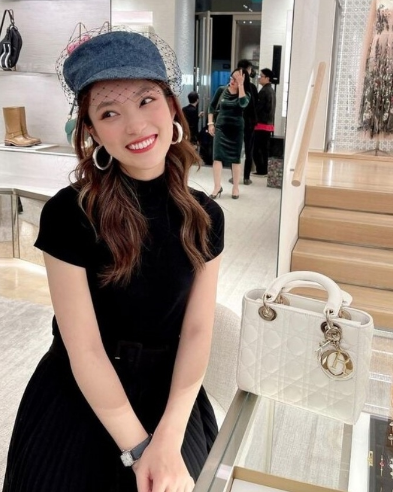 Chưa dừng ở đó, Khánh Vy từng tiết lộ mức chi tiêu mỗi tháng của cô rơi vào khoảng 50 - 60 triệu, dùng cho các chi phí sinh hoạt, ăn uống và chi trả lương, chi phí cho các cộng sự.