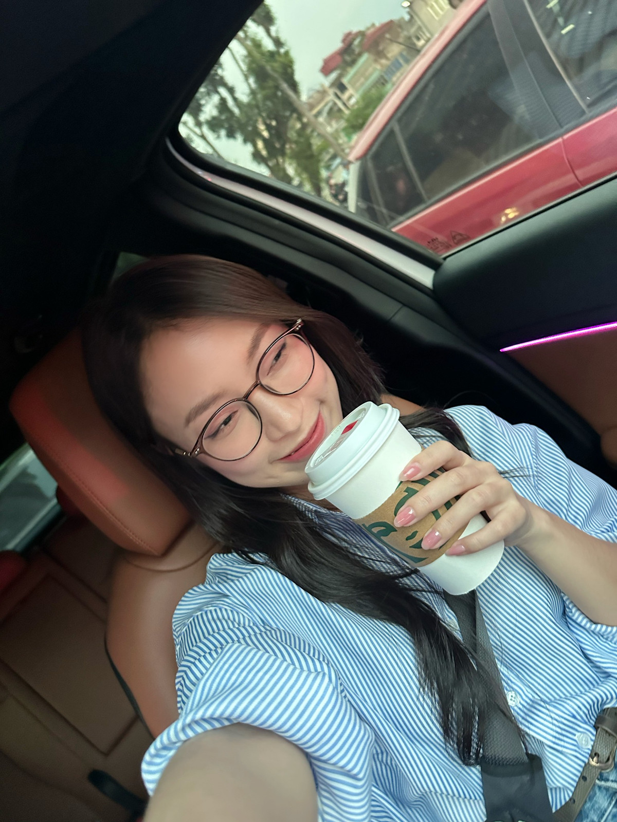 Khánh Vy còn có cho mình một kênh Youtube với những video giao tiếp bằng tiếng Anh và chia sẻ mẹo học tiếng Anh hiệu quả.