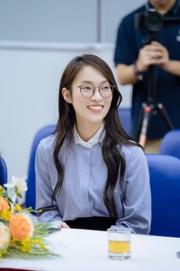 Trước đó, "hot girl 7 thứ tiếng" từng nhiều lần khiến netizen trầm trồ khi có trong tay nhiều gia tài lớn ở tuổi 24.