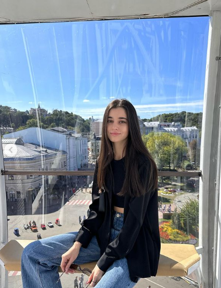 Katya Chertykova sinh năm 1998 cũng là cô gái nổi danh khi làm mẫu ảnh ở Châu Á.