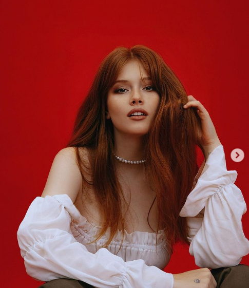 Với làn da trắng, đôi mắt nâu và mái tóc đỏ tự nhiên và chưa từng qua can thiệp dao kéo, Katerine Sitak được mệnh danh là một minh chứng của phụ nữ Đông Âu đẹp nhất thế giới.