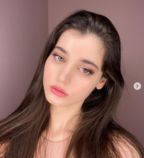 Người đẹp nổi tiếng ở Trung Quốc và được cư dân mạng nước này hết lời ngợi khen, so sánh cô với Cổ Lực Na Trát hay Địch Lệ Nhiệt Ba.