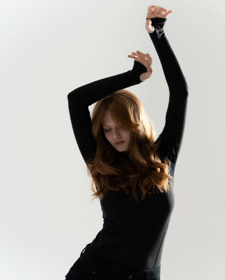 Katerine Sitak bắt đầu sự nghiệp người mẫu từ năm 14 tuổi. Cô nổi tiếng và thu hút hàng triệu người theo dõi trên các nền tảng mạng xã hội nhờ vẻ ngoài xinh đẹp, vóc dáng nóng bỏng.