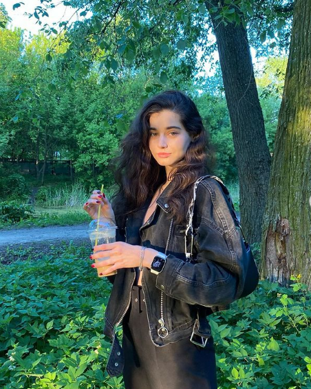 Bên cạnh ngoại hình xinh đẹp cô còn có chiều cao nổi bật là 1m76 cùng thân hình thon thả, phù hợp để theo đuổi sự nghiệp người mẫu.