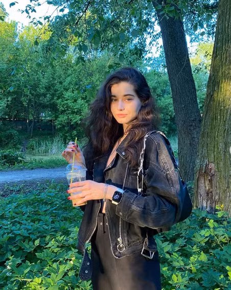 Bên cạnh ngoại hình xinh đẹp cô còn có chiều cao nổi bật là 1m76 cùng thân hình thon thả, phù hợp để theo đuổi sự nghiệp người mẫu.