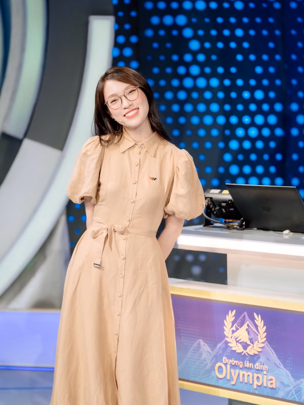 Khánh Vy từng chia sẻ bản thân bắt đầu làm thêm từ năm lớp ba cho đến năm lớp 9. Công việc là làm MC cho chương trình về thiếu nhi.