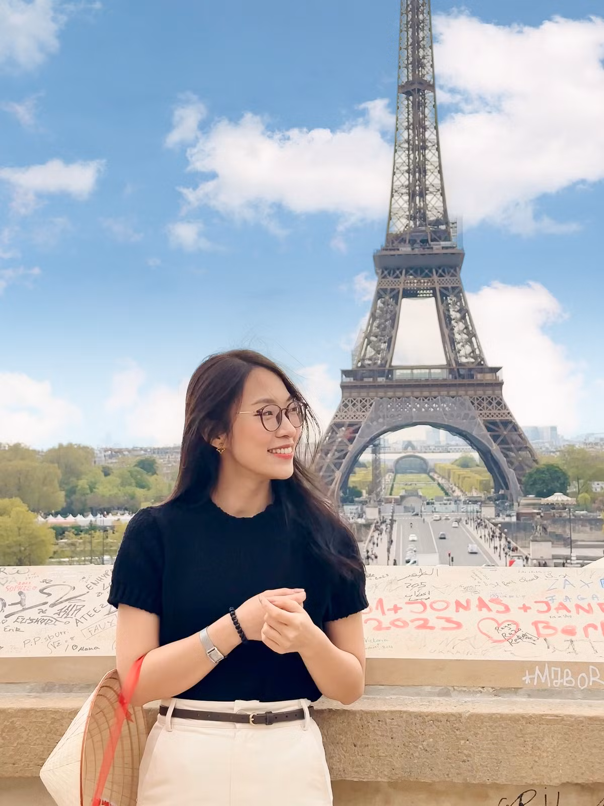 Hiện tại, ngoài công việc ở VTV, Khánh Vy còn nhận được chi phí quảng cáo từ kênh YouTube và mức thu nhập từ việc làm MC ở các sự kiện song ngữ.