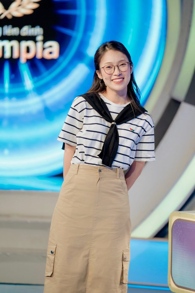 "Hot girl 7 thứ tiếng" đến từ Nghệ An là MC trẻ nhất trong lịch sử sân chơi trí tuệ này.