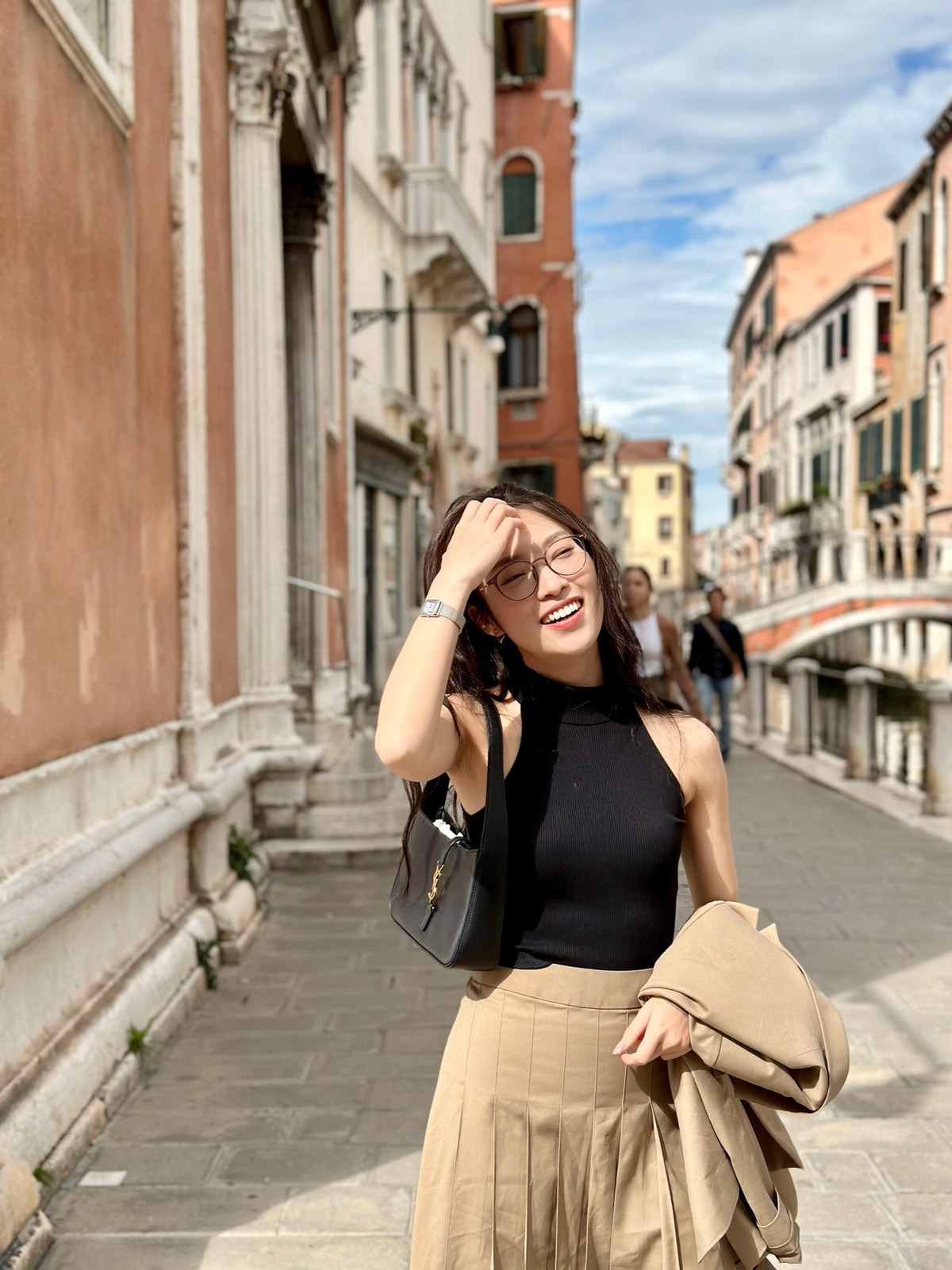 Từ khi còn là năm nhất đại học, Khánh Vy đã làm MC cho bản tin Thời sự Quốc tế của VTC1.