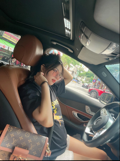 Trong thời gian quen nhau, Khánh Vy đã được bạn trai tặng chiếc xế hộp sang trọng trị giá hơn 2 tỷ đồng.