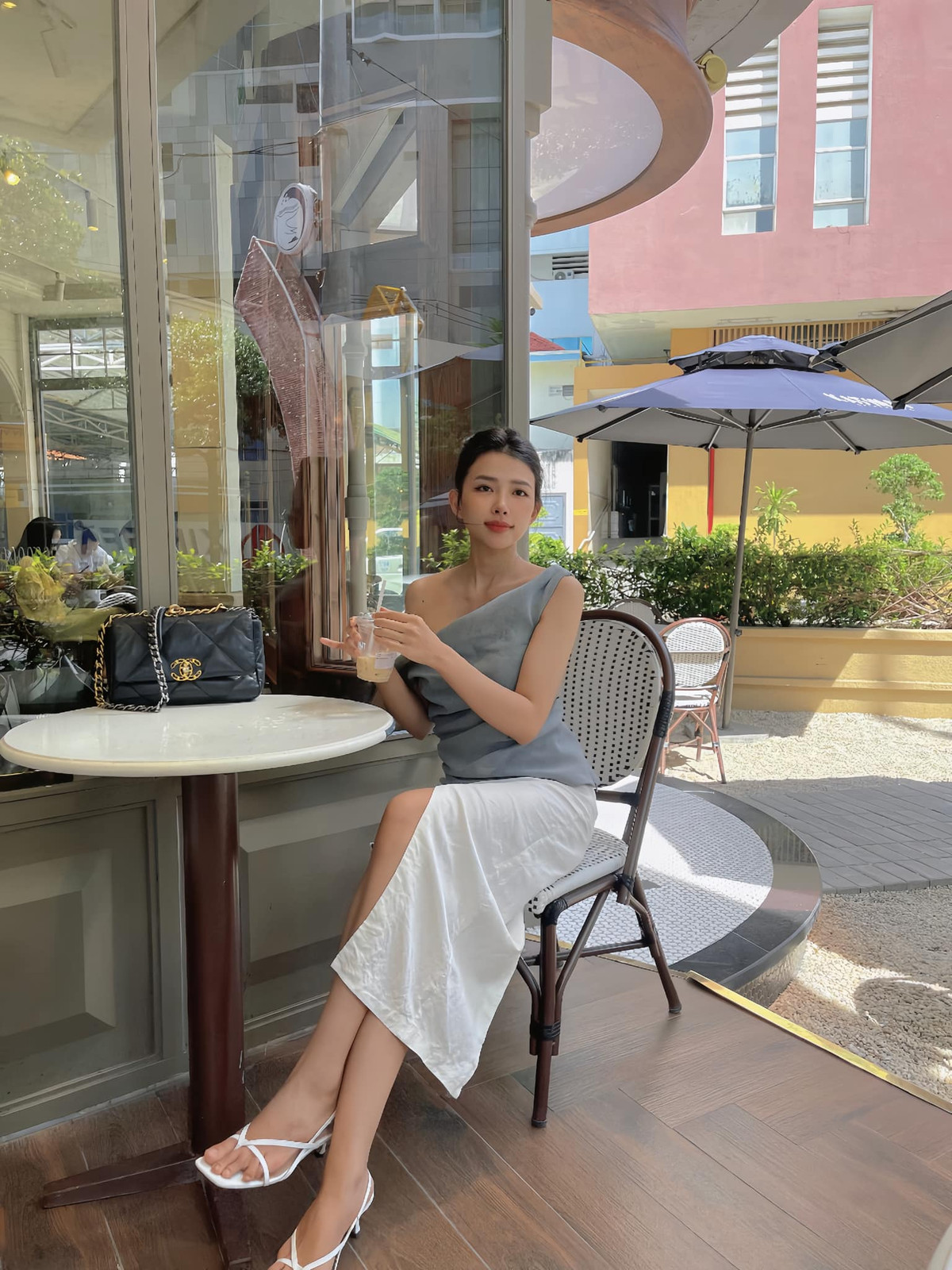 Sau khi sinh con, Khánh Vy quyết tâm lấy lại vóc dáng thon gọn, mảnh mai.