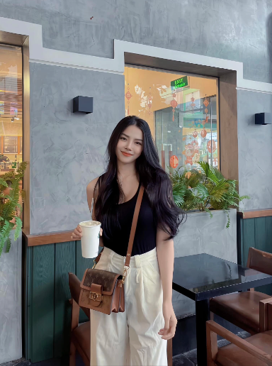 Phong cách đời thường của Khánh Vy dù đơn giản nhưng cô hầu hết đều dùng hàng hiệu đắt đỏ.