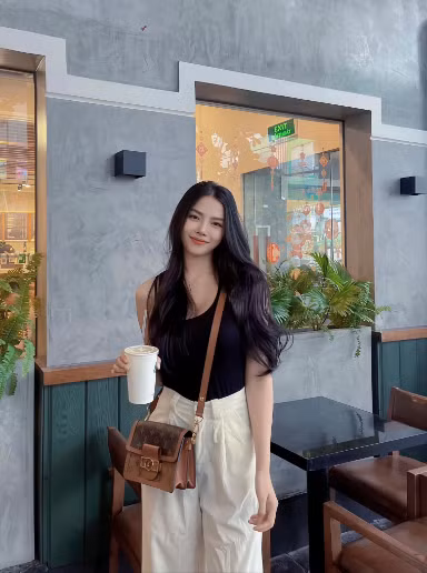 Phong cách đời thường của Khánh Vy dù đơn giản nhưng cô hầu hết đều dùng hàng hiệu đắt đỏ.