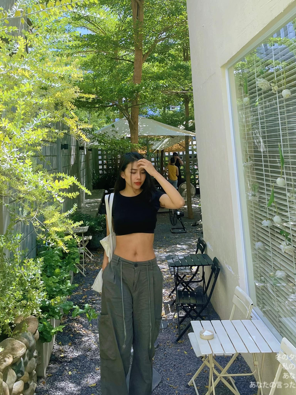 Người đẹp sinh năm 1994 vẫn giữ được vẻ ngoài xinh đẹp, ngày càng ăn mặc gợi cảm dù đã làm mẹ.