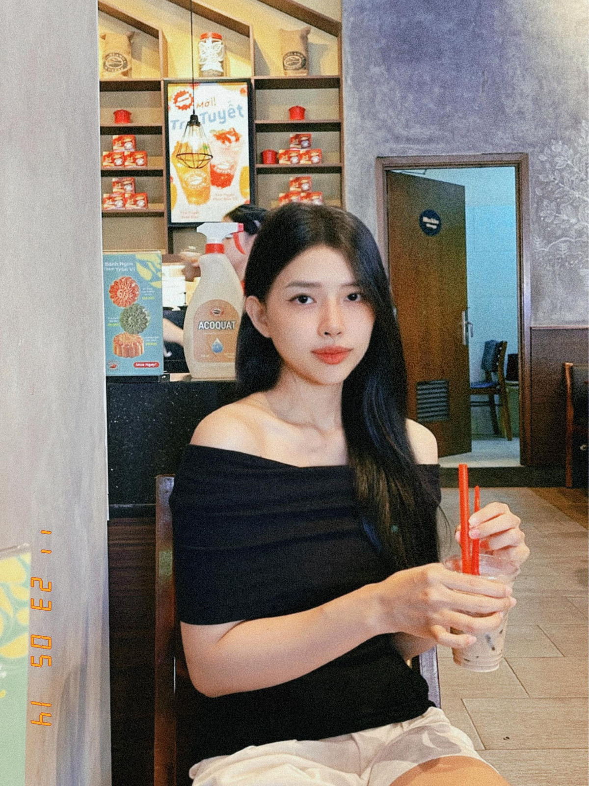 Trước khi làm vợ nam ca sĩ Phan Mạnh Quỳnh, Huỳnh Khánh Vy nổi tiếng là hot girl xinh đẹp, gợi cảm.