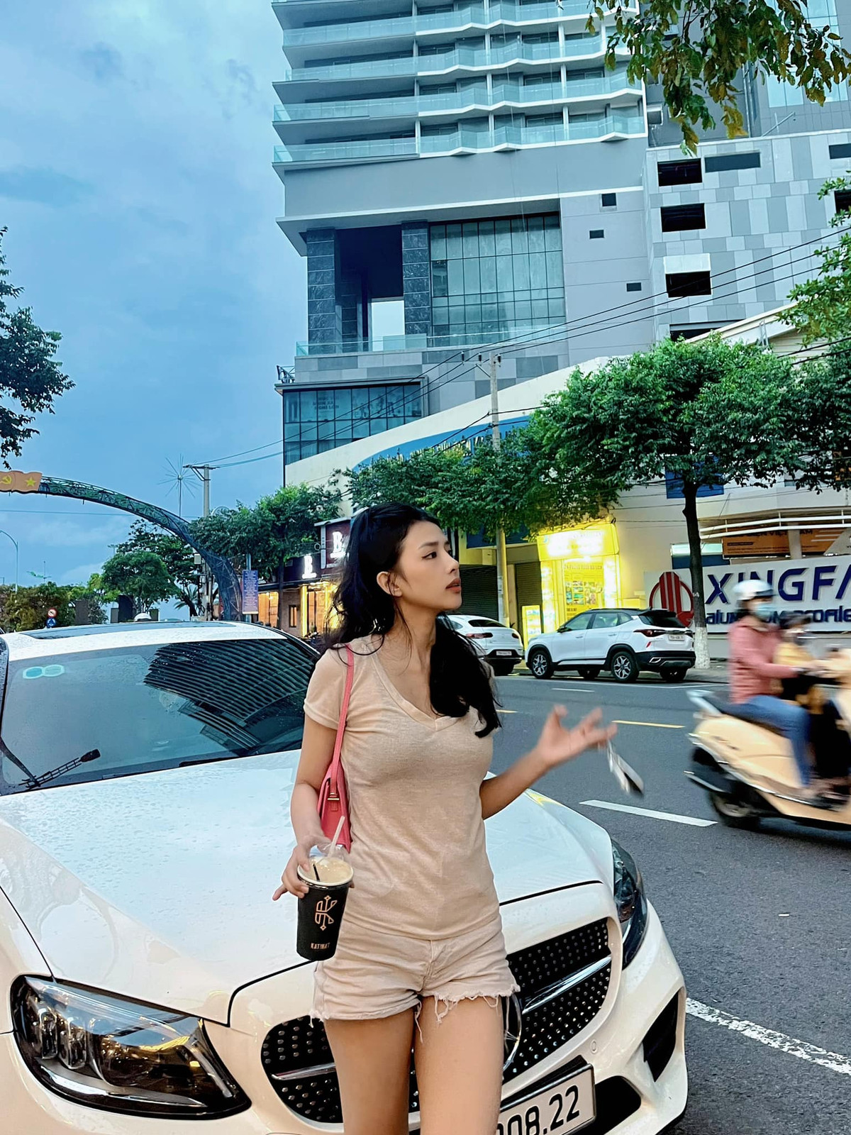 Cô nhanh chóng trở về thân hình gợi cảm, nóng bỏng sau khi giảm thành công 14kg.