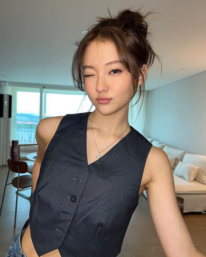 Sau khi trở thành nữ sinh trung học phổ thông, phong cách thời trang của Ella Gross có khá nhiều sự thay đổi.