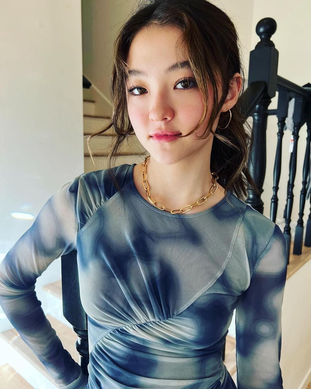 Gương mặt của Ella Gross còn được nhận xét có nhiều đường nét giống với Jennie (Black Pink) và đôi mắt, khuôn miệng khi cười mỉm giống với Song Hye Kyo.