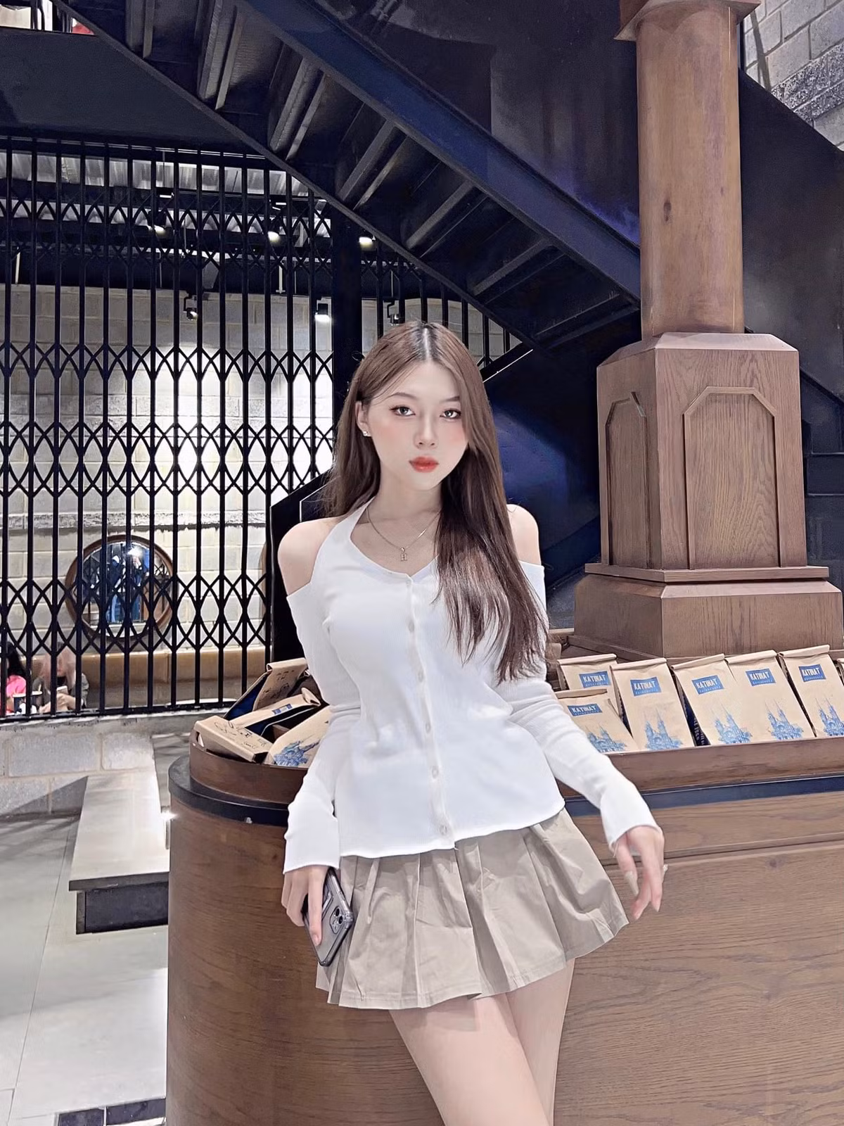 Vóc dáng của Khánh An càng khiến nhiều người bất ngờ. Cô nàng sở hữu đường cong mềm mại đầy mê hoặc.