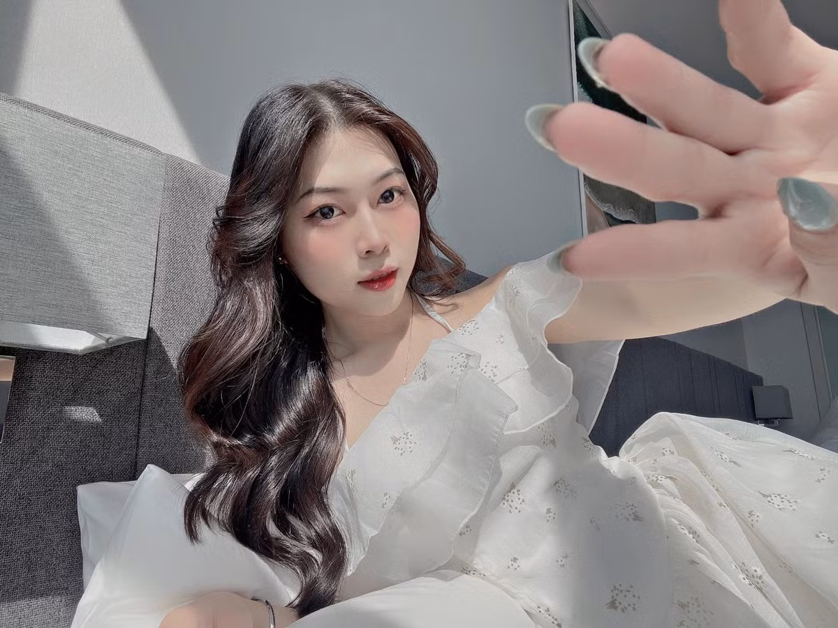 Cô nàng có gương mặt khả ái với những đường nét thanh tú, hài hoà.