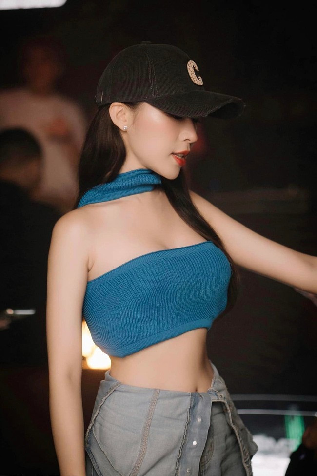 Năm 18 tuổi, Khánh An bắt đầu tiêm hormone. Tốt nghiệp cấp 3, cô để tóc dài và ăn mặc như con gái. Năm 20 tuổi, dưới sự hỗ trợ và ủng hộ hết lòng của ba mẹ, cô sang Thái Lan chuyển giới.