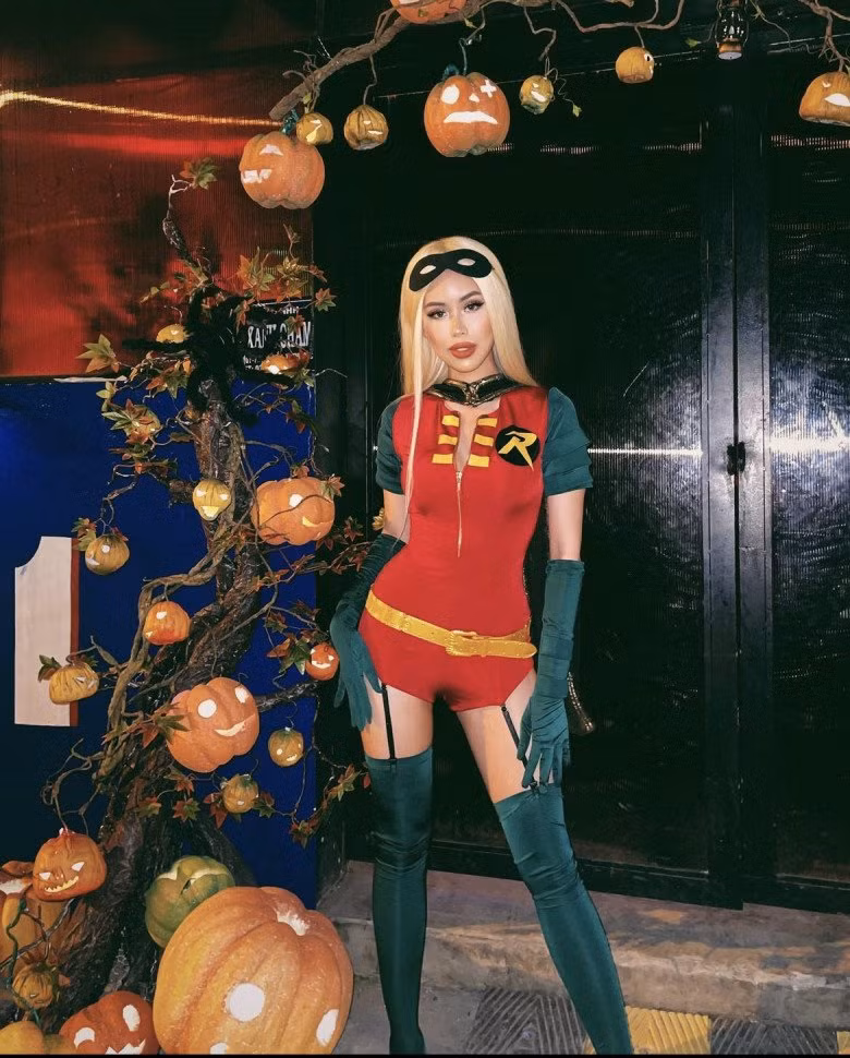 Nữ rich kid tận dụng dáng áo corset croptop để tôn được vòng eo nhỏ nhắn và săn chắc.