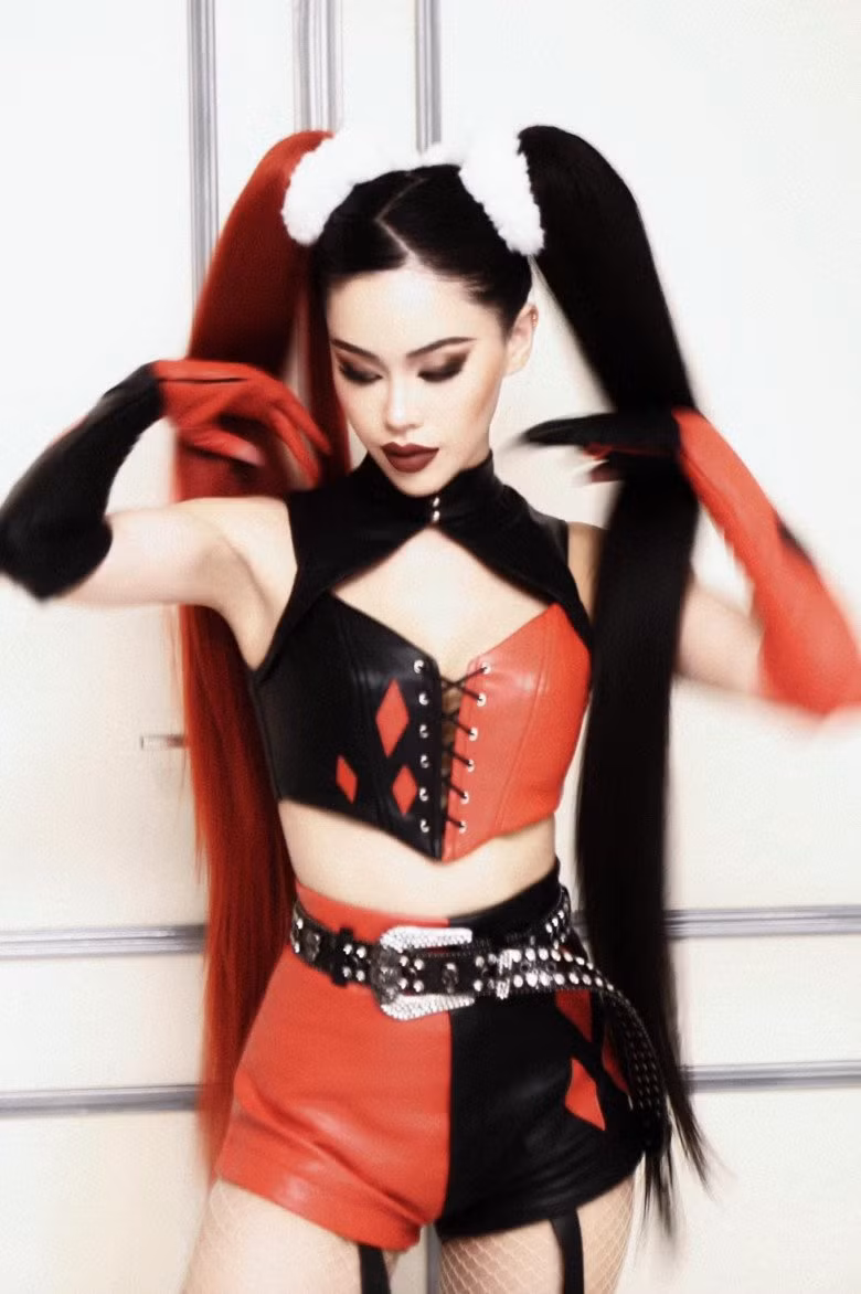 Năm nay, rich kid Tiên Nguyễn hóa trang thành nhân vật nàng hề Harley Quinn nóng bỏng đến nỗi fan chỉ biết biết “tặc lưỡi, chép miệng”.