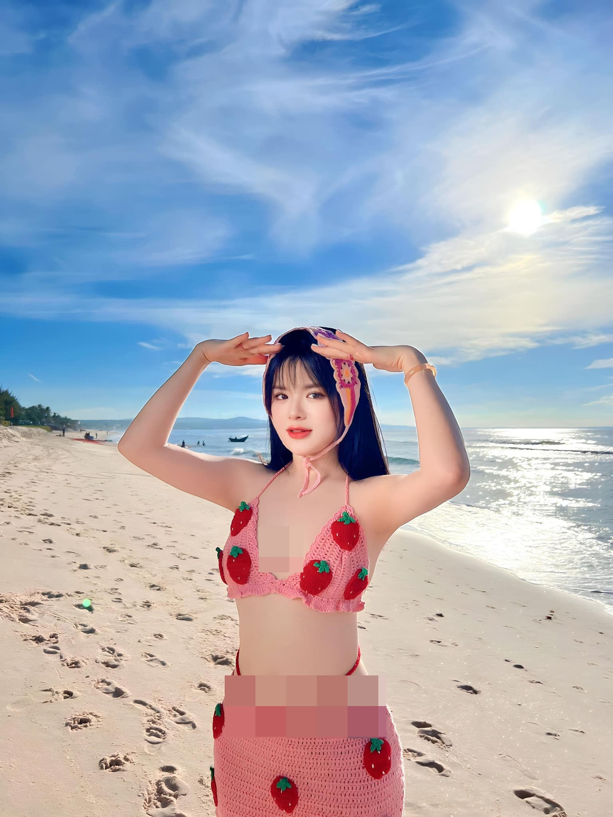 Hầu như mỗi lần đi biển, Hà Đan đều thử sức với một style khác nhau.