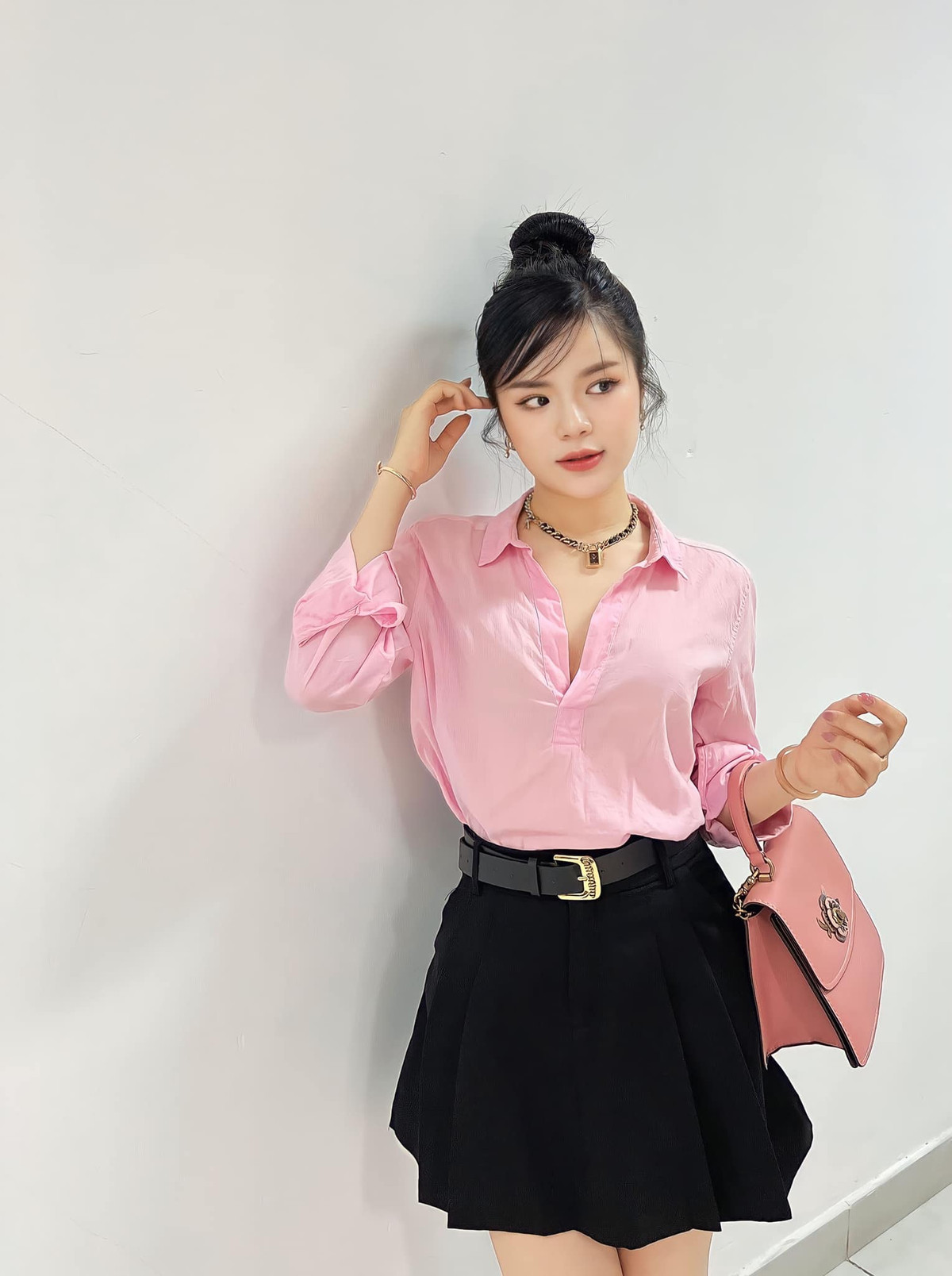 Mỹ nhân 9X không cố định hình ảnh và phong cách cá nhân, thay vào đó cô thường biến đổi đa dạng và ấn tượng để giúp cho vẻ ngoài thu hút và thời thượng hơn.