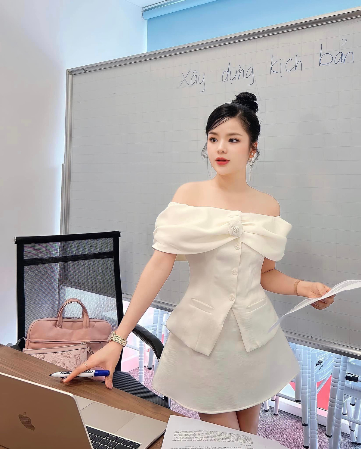 Trên Facebook, cô nàng thường xuyên chia sẻ hình ảnh diện trang phục bikini đốt mắt người nhìn.