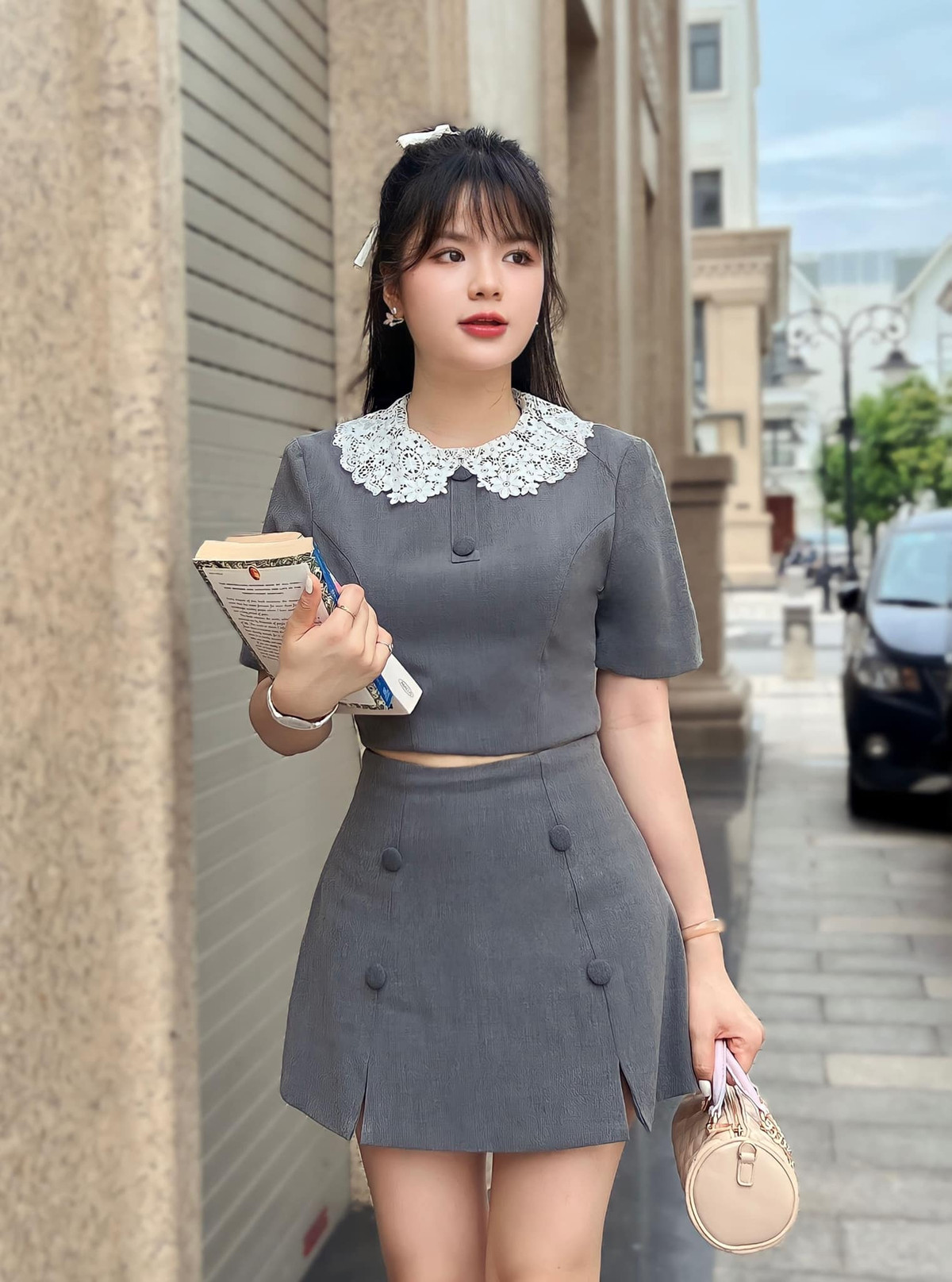 Mặc dù Hà Đan có chiều cao khiêm tốn chỉ vỏn vẹn 1m50 nhưng bù lại, cô sở hữu khuôn mặt trẻ trung cùng số đo 3 vòng gợi cảm.