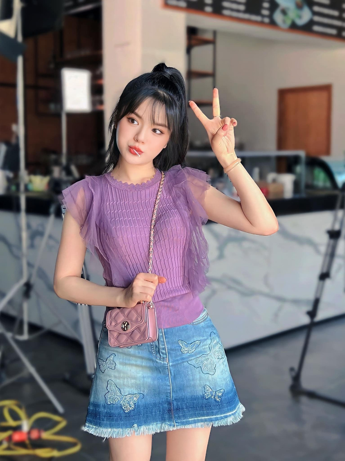 Nếu như khi lên sóng truyền hình, Hà Đan thường diện những trang phục dịu dàng, nữ tính thì ở ngoài đời thường, 9X lại có gu ăn mặc gợi cảm, năng động.