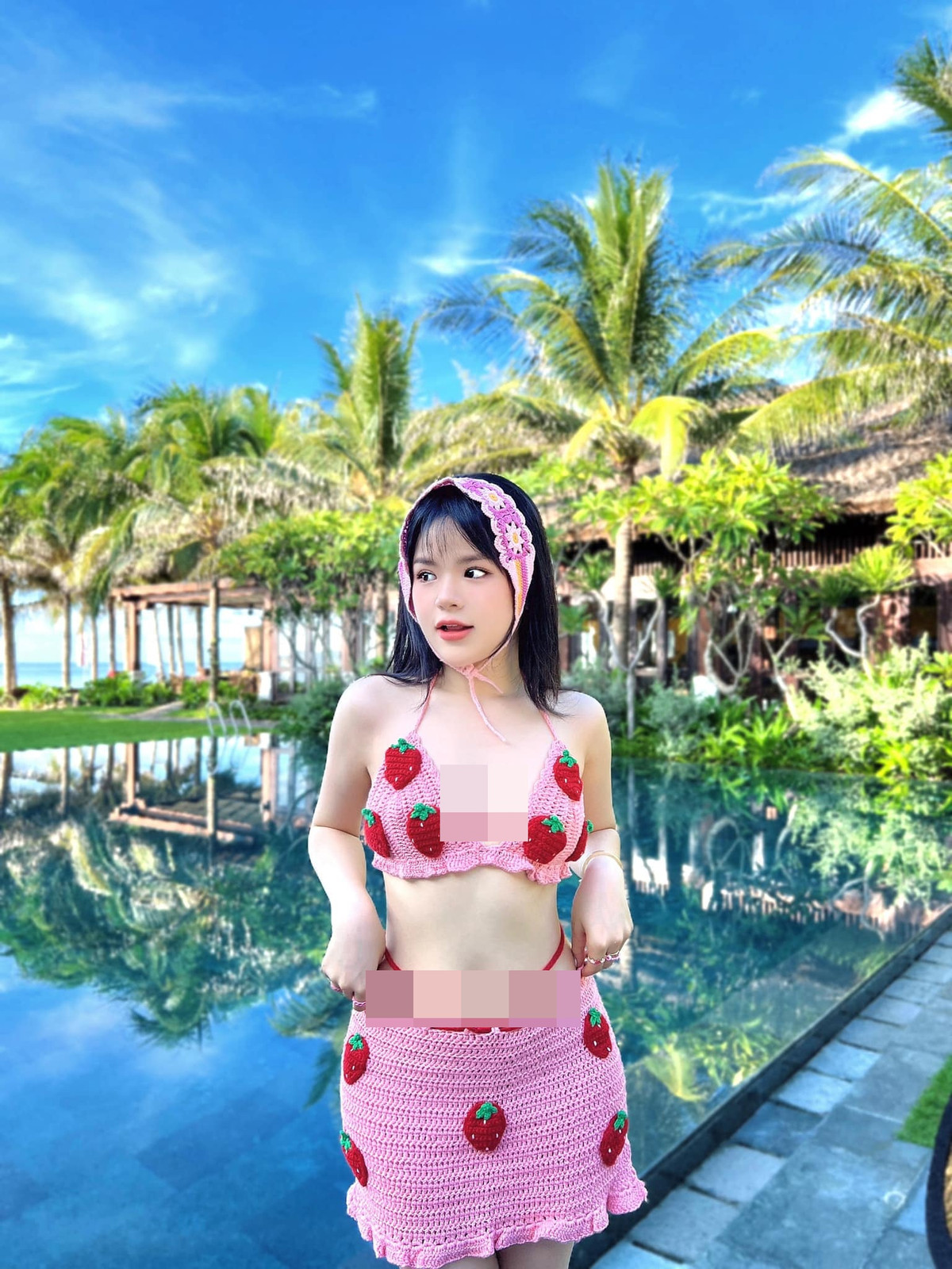 Mới đây trong chuyến du lịch, MC Hà Đan "gây sốt" cõi mạng với bộ áo tắm móc len cực ngọt ngào.