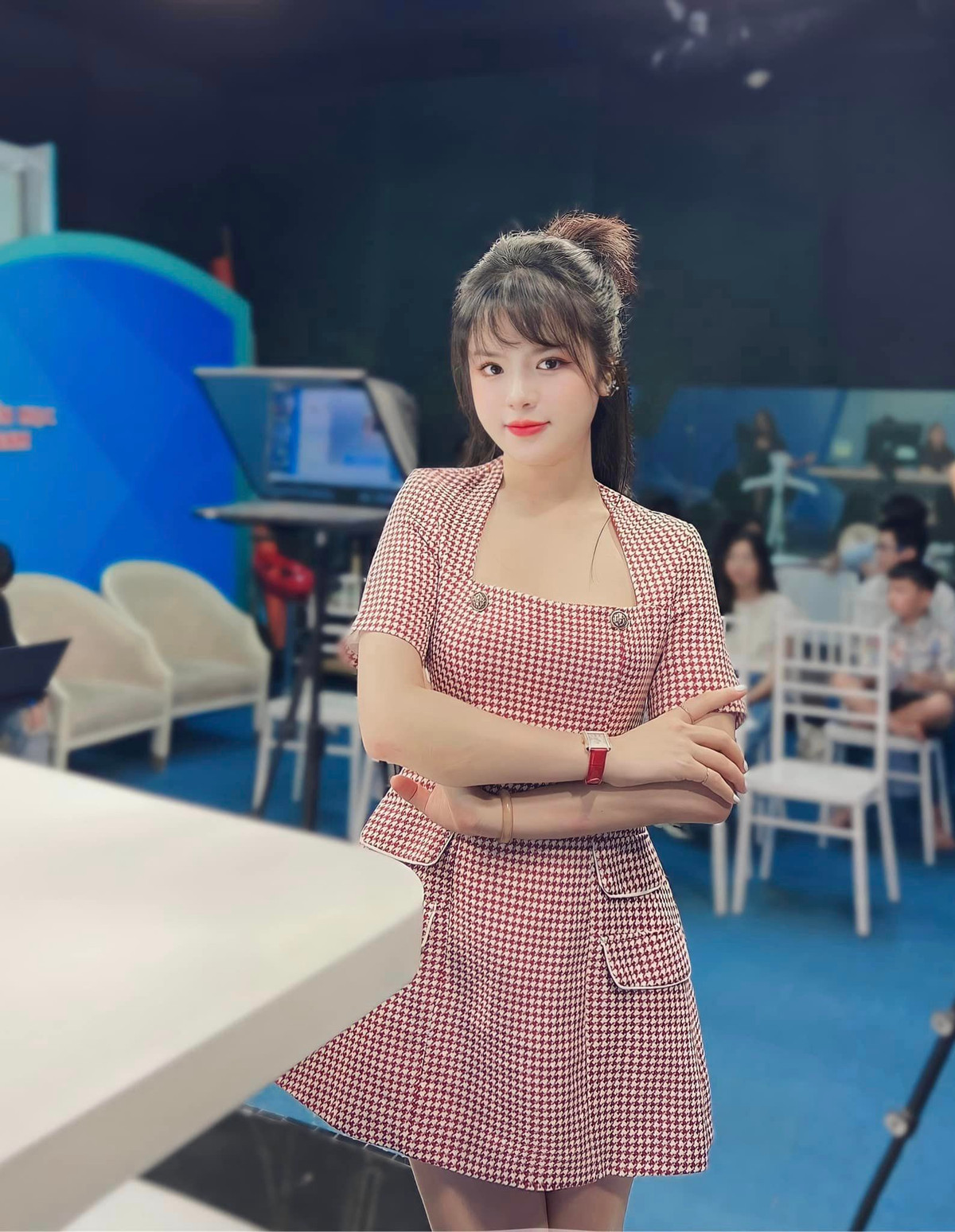 Hà Đan từng được mọi người gọi trìu mến là "hot girl chân ngắn", “nữ MC lùn nhất VTV” bởi cô nàng sở hữu gương mặt đẹp, trong sáng và chiều cao “3 mét bẻ đôi” khiêm tốn.