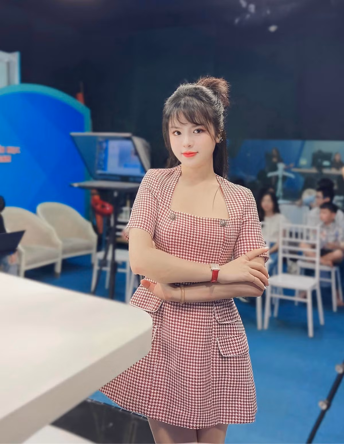 Hà Đan từng được mọi người gọi trìu mến là "hot girl chân ngắn", “nữ MC lùn nhất VTV” bởi cô nàng sở hữu gương mặt đẹp, trong sáng và chiều cao “3 mét bẻ đôi” khiêm tốn.