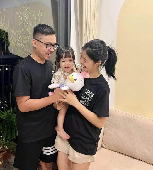 Chắc hẳn cộng đồng mẹ bỉm sữa đều biết kênh Youtube, TikTok " Chuyện nhà Linh Bí" kể về cuộc sống hàng ngày của em bé Linh.