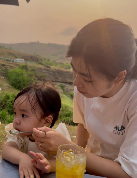 Gia đình Linh Bí có cuộc sống rất êm đềm và hạnh phúc, nhiều khán giả có thể cảm nhận được sự ấm cúng của không khí gia đình qua các video của kênh.