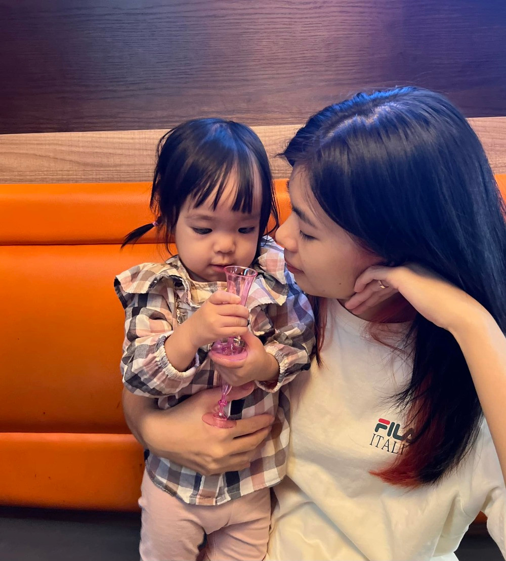 Mẹ của Linh là Bích Ngọc bắt đầu quay video từ sau khi quyết định ở nhà chăm con. Kênh TikTok Chuyện nhà Linh Bí có nội dung kể về một gia đình nhỏ có 3 thành viên gồm 2 vợ chồng trẻ yêu nhau được 6 năm và Linh Bí là con của cặp vợ chồng mới cưới này.