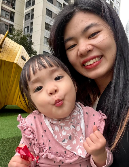 Dù nội dung đơn giản nhưng với sự yên bình và đặc biệt là có em nhỏ dễ thương nên những video của nhà Linh Bí thu về hàng triệu view.