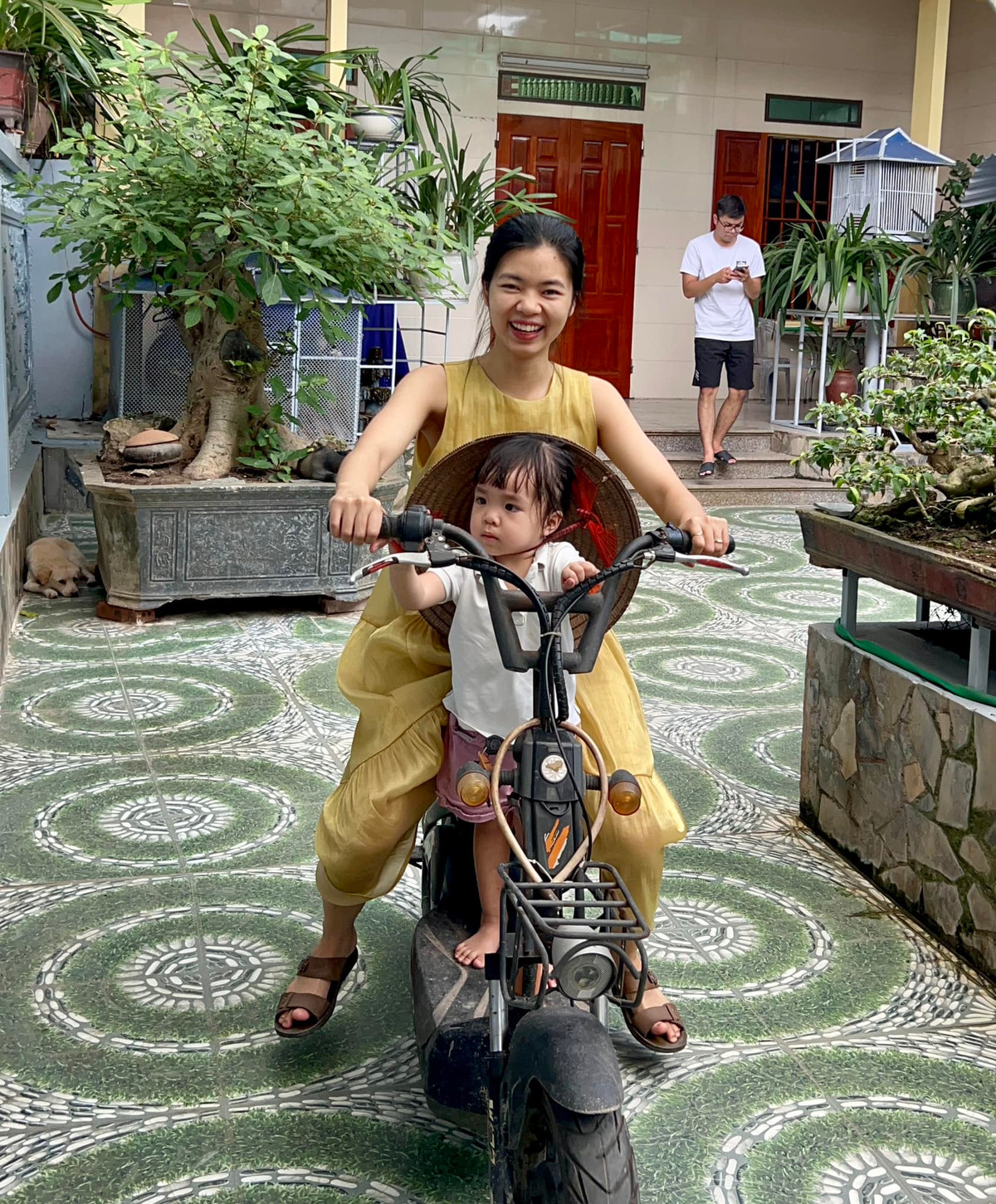 Video nhà Linh Bí chủ yếu xoay quanh cuộc sống thường ngày. Ảnh: FBNV