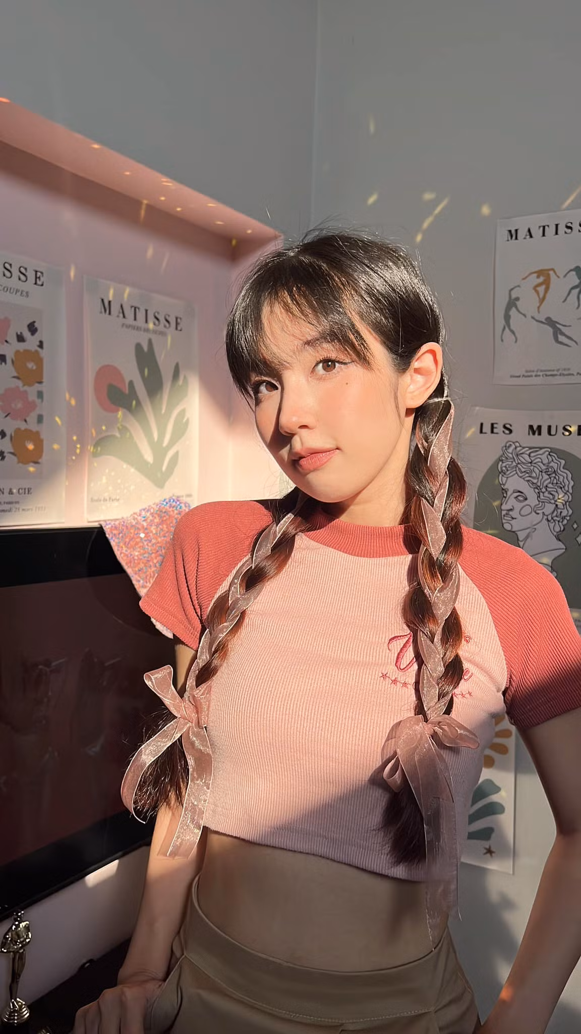 Khi con được một tuổi, Khánh Hà đã trở lại với guồng công việc trước đây. Hiện tại, cô còn làm nhiều video chia sẻ về cuộc sống thường ngày.