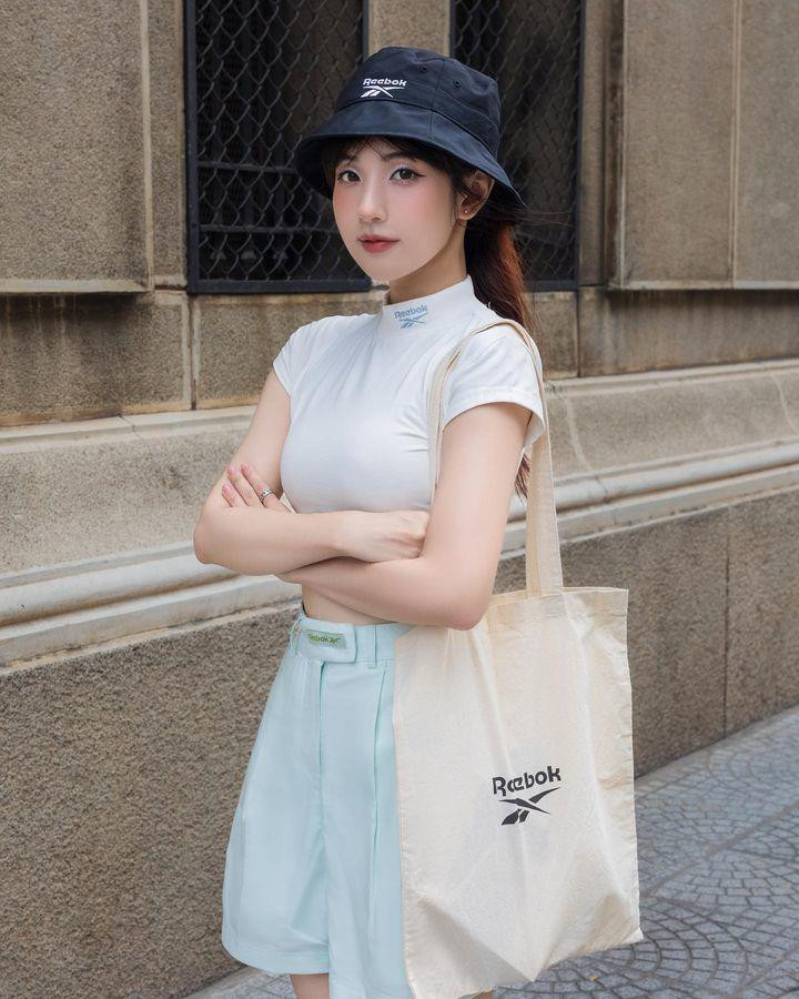 Hiện tại, hot girl 9x đang có cuộc sống hạnh phúc bên chồng và con gái nhỏ.