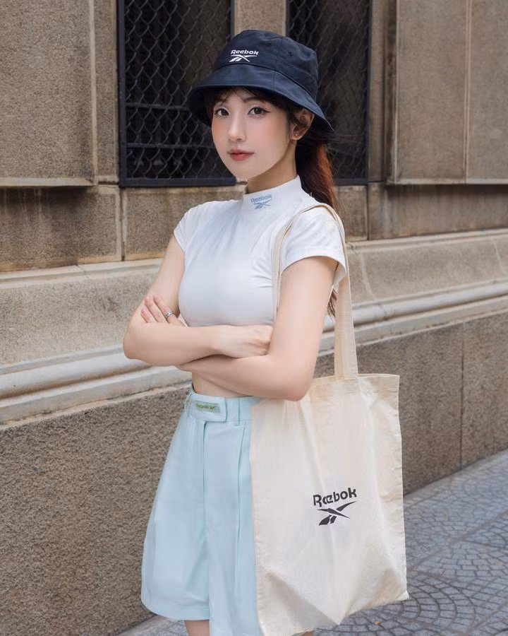 Hiện tại, hot girl 9x đang có cuộc sống hạnh phúc bên chồng và con gái nhỏ.